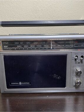 Vintage General Electric Portable AM/FM Radio